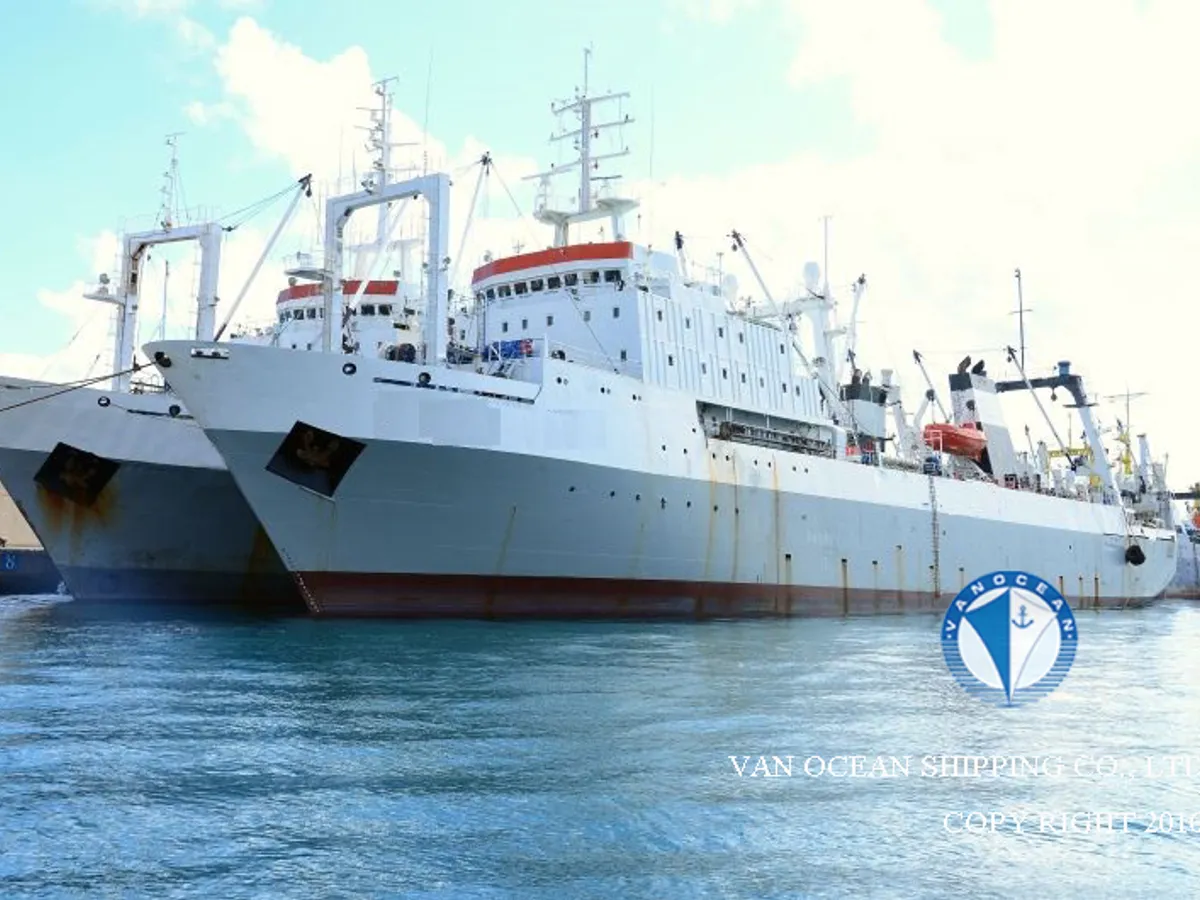 Tàu kéo lưới để bán