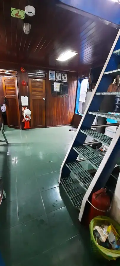 Tàu kéo để bán