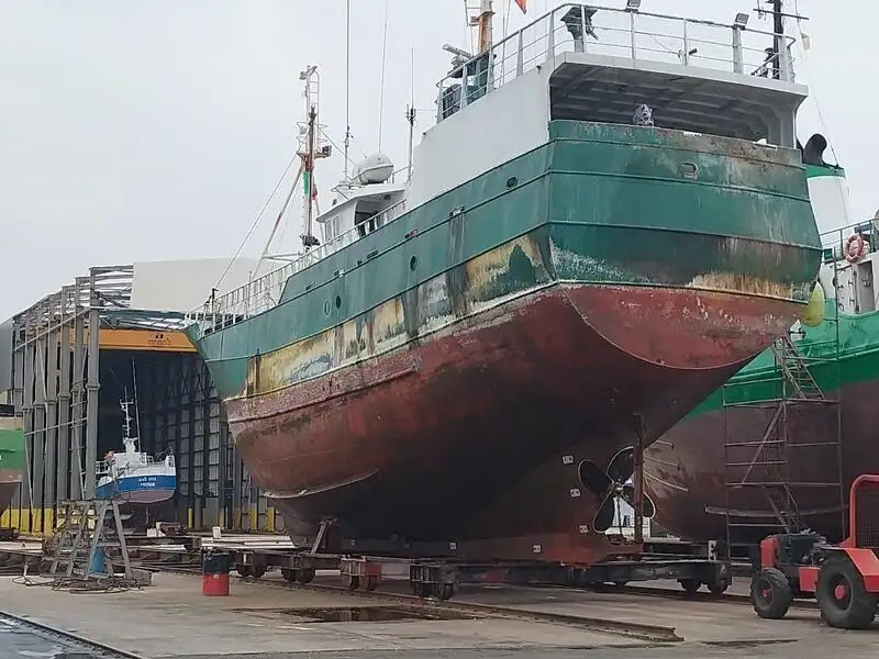 Tàu kéo lưới để bán