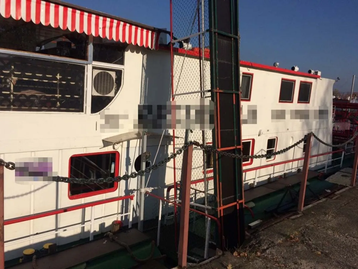 Tàu container để bán