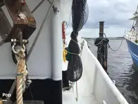 Tàu kéo lưới để bán