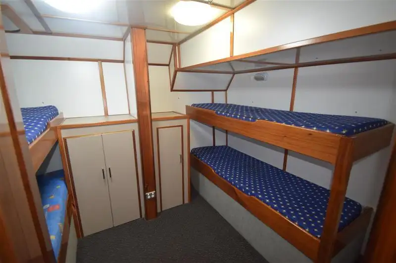 Tàu kéo lưới để bán
