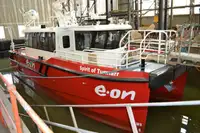 Tàu hai thân để bán