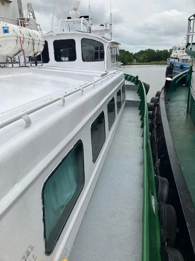 Tàu chở thủy thủ đoàn để bán