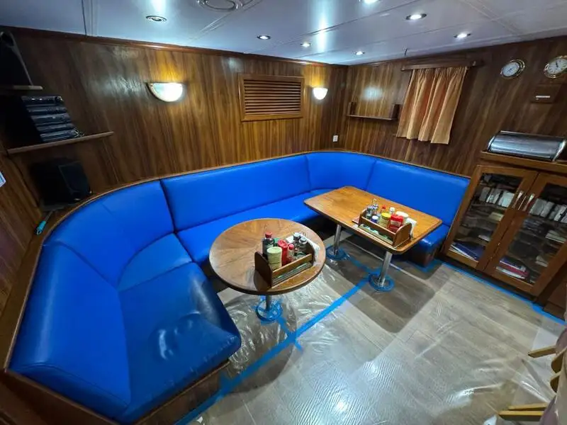 Tàu container để bán