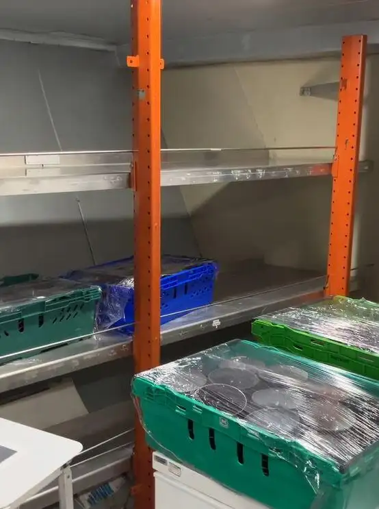 Tàu chở khách và hàng hóa để bán