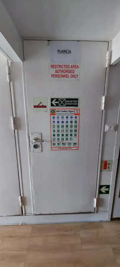 Tàu chở thủy thủ đoàn để bán