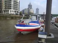 Tàu du lịch để bán