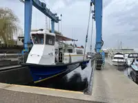 Tàu du lịch để bán
