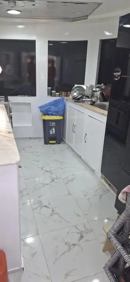 Tàu du lịch để bán