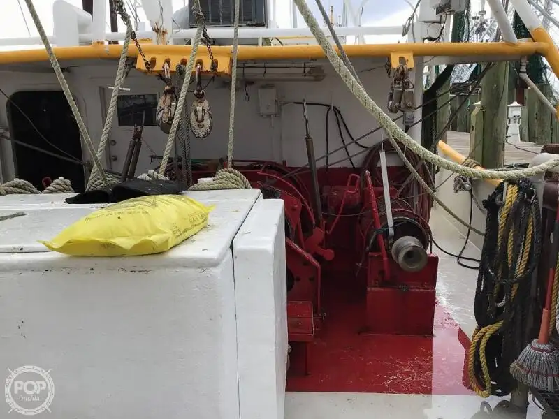 Tàu kéo lưới để bán