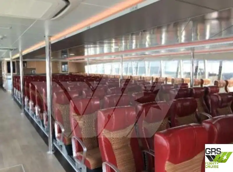 Tàu du lịch để bán