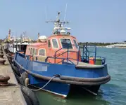 Tàu chở thủy thủ đoàn để bán