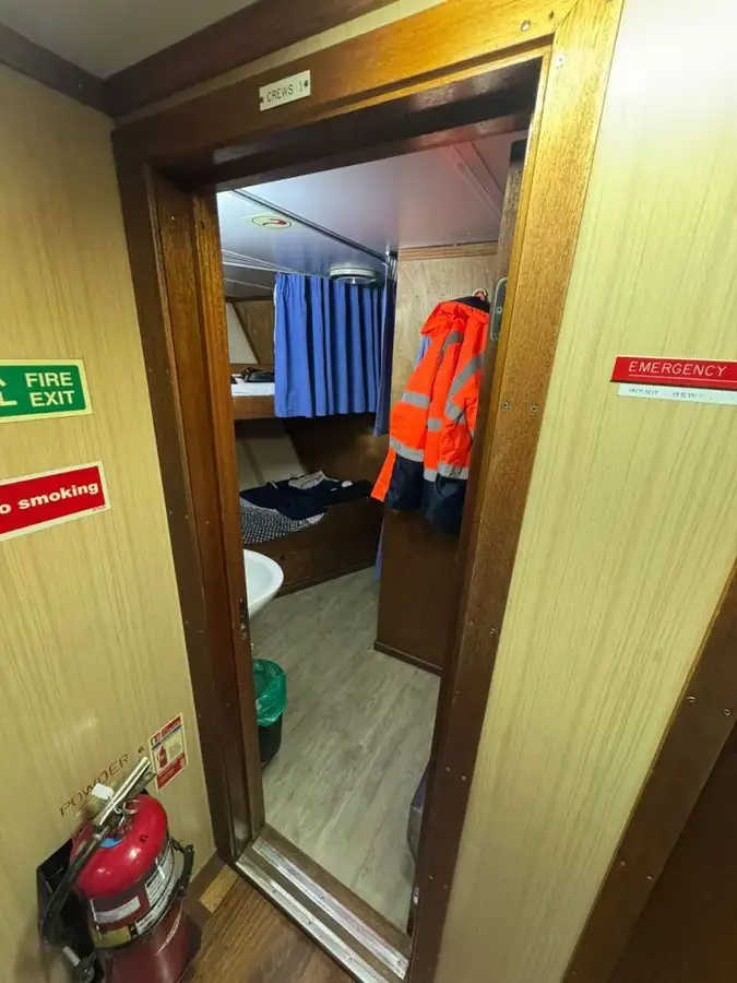 Tàu container để bán