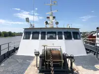 Tàu chở thủy thủ đoàn để bán
