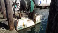 Tàu kéo lưới để bán