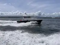 Thuyền hoa tiêu rao bán