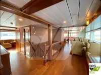 Tàu du lịch để bán