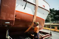 Tàu kéo lưới để bán