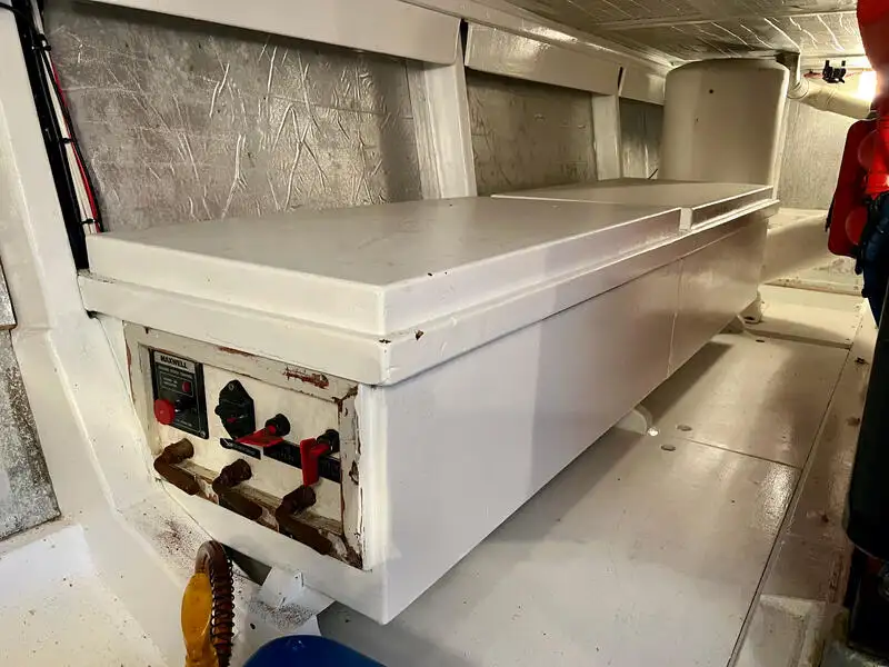Tàu du lịch để bán