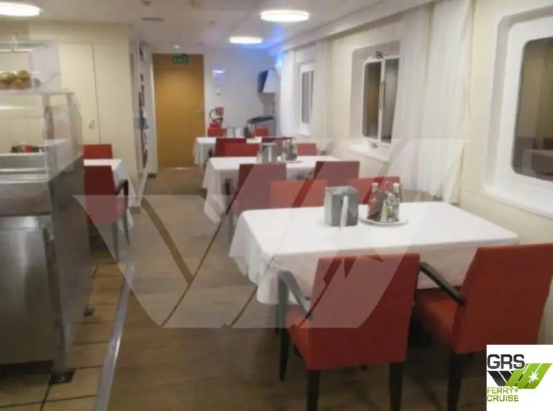 Tàu du lịch để bán