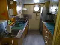 Tàu kéo lưới để bán