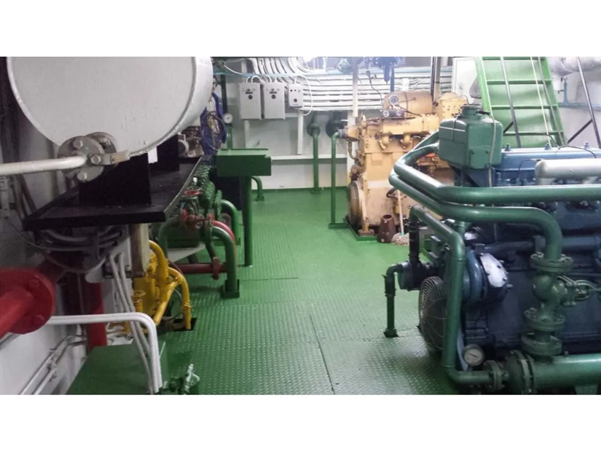 Tàu nạo vét để bán