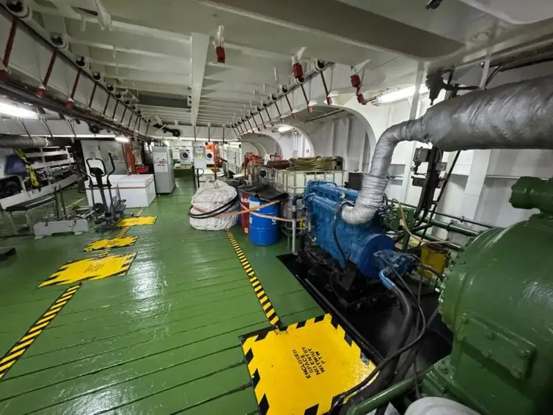 Tàu container để bán