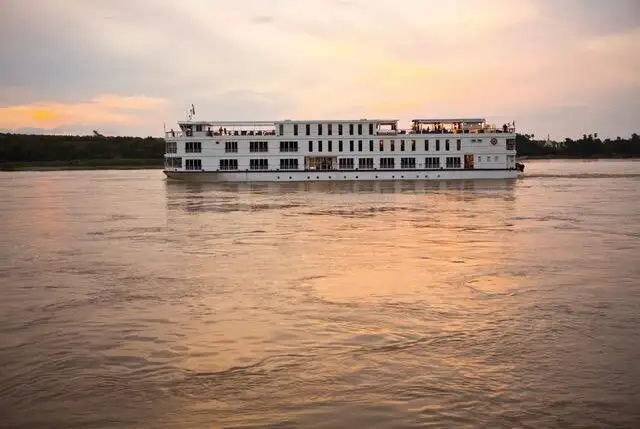 Tàu du lịch để bán