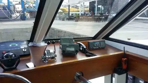 Tàu hai thân để bán