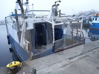 Tàu chở cá sống để bán
