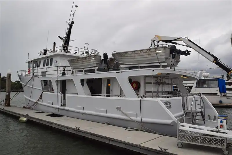 Tàu kéo lưới để bán
