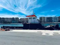 Tàu làm việc để bán