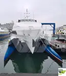 Tàu du lịch để bán