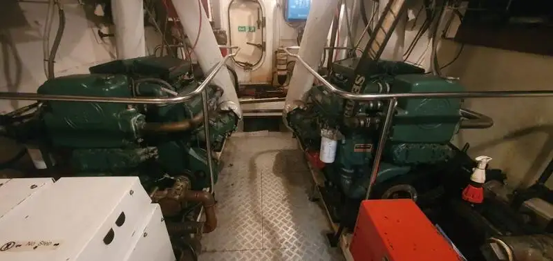 Tàu container để bán