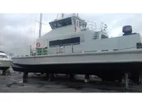 Tàu chở thủy thủ đoàn để bán