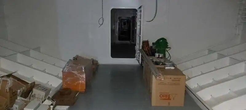Tàu du lịch để bán