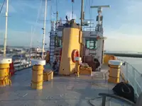 Tàu làm việc để bán