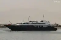 Tàu chở khách rao bán