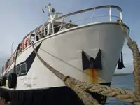 Tàu du lịch để bán