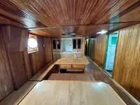 Tàu kéo lưới để bán