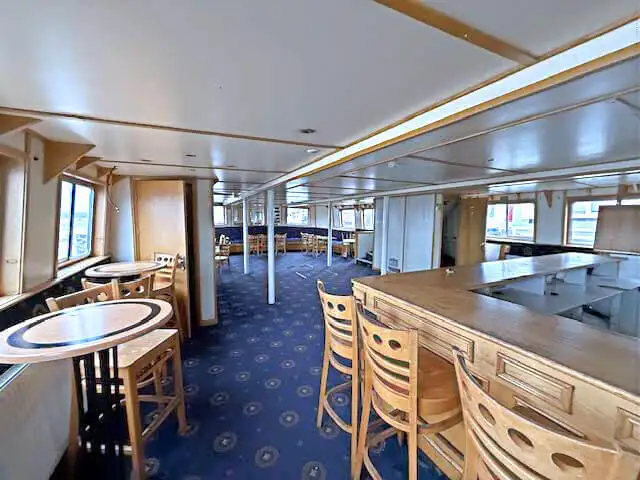 Tàu du lịch để bán