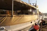 Tàu phà để bán