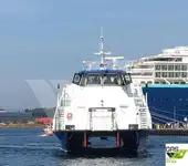 Tàu hai thân để bán