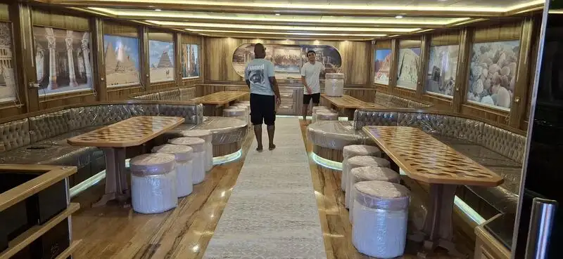 Tàu du lịch để bán