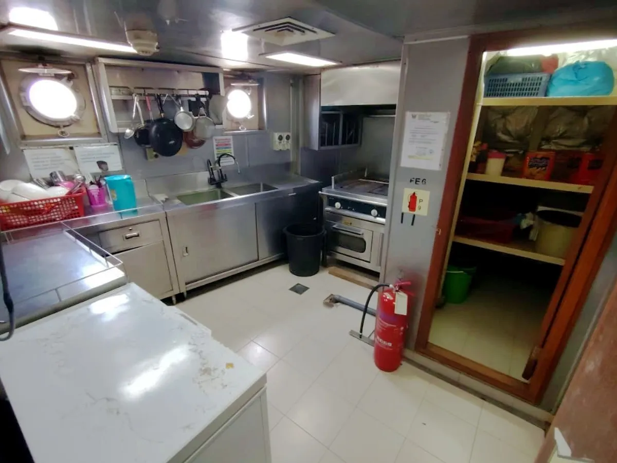Tàu đổ bộ, chở hàng để bán