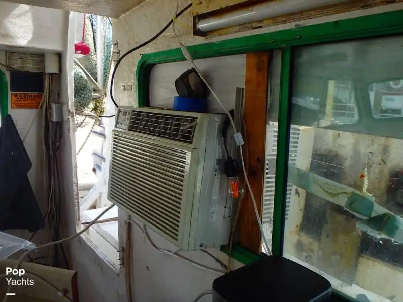 Tàu kéo lưới để bán