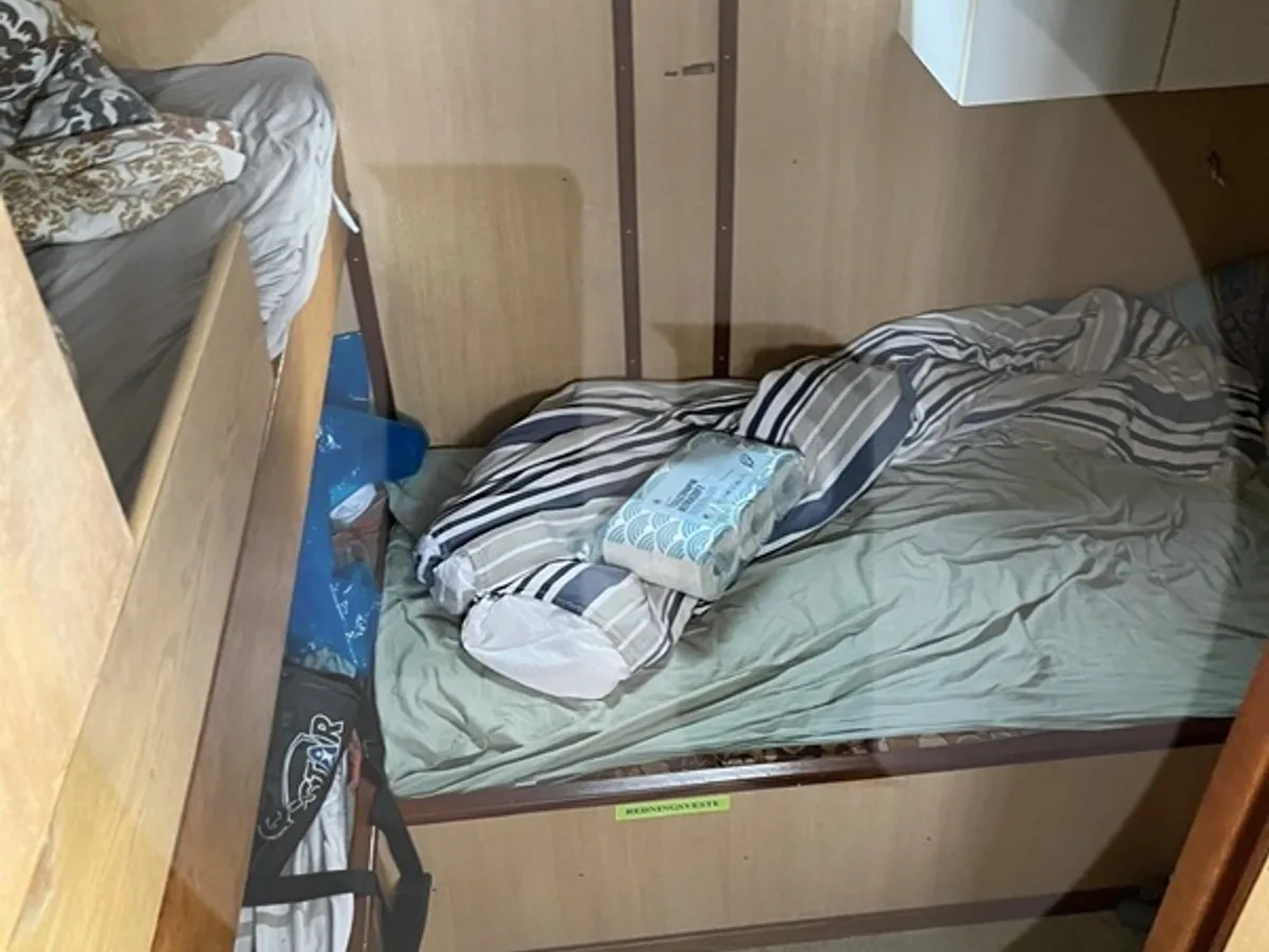 Tàu kéo lưới ngang để bán