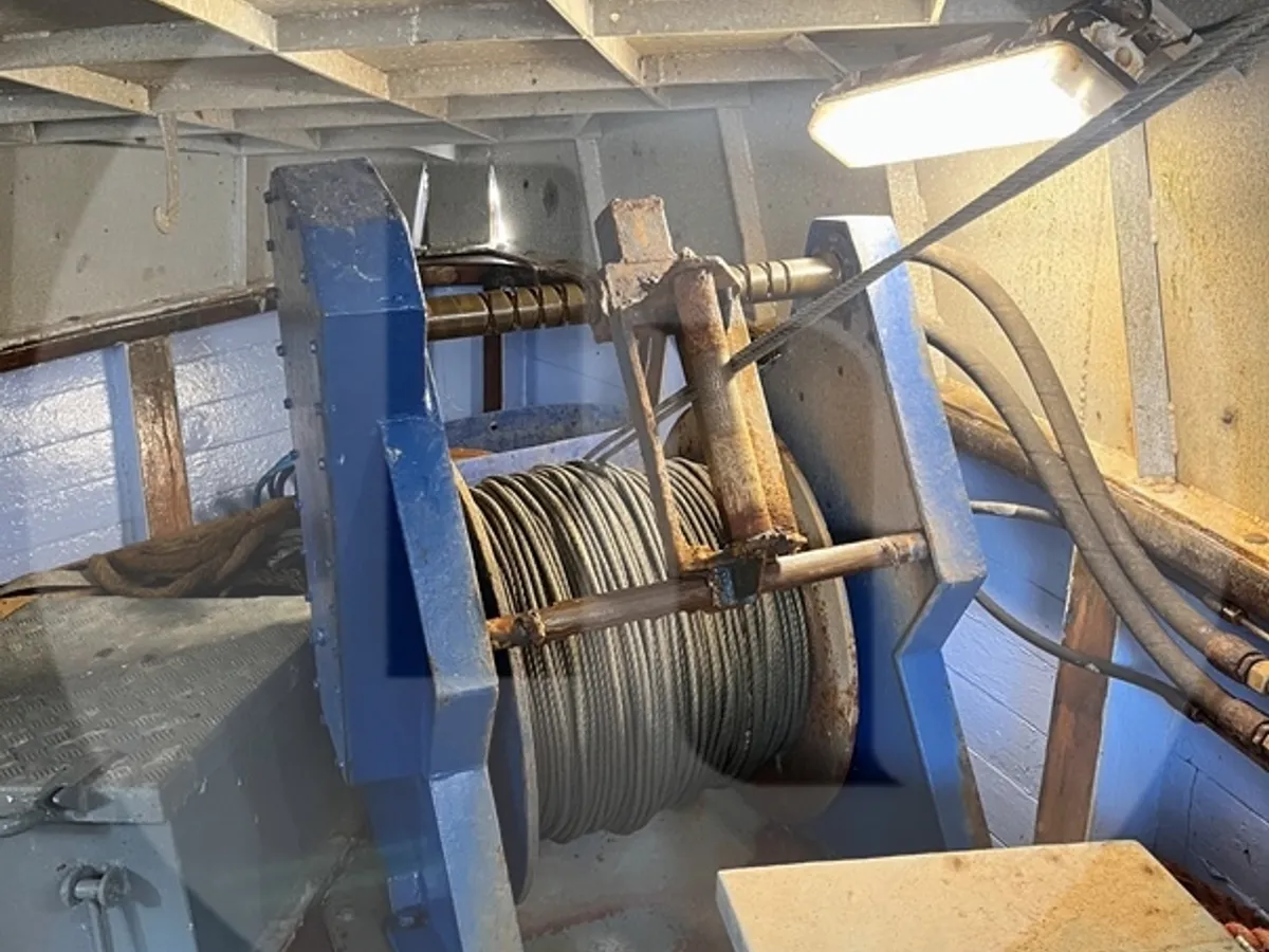 Tàu chở cá sống để bán