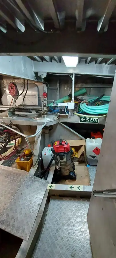 Tàu chở thủy thủ đoàn để bán